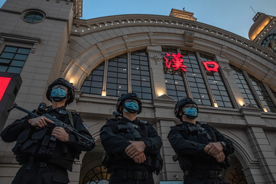 周三,在武汉火车站执勤的警察.