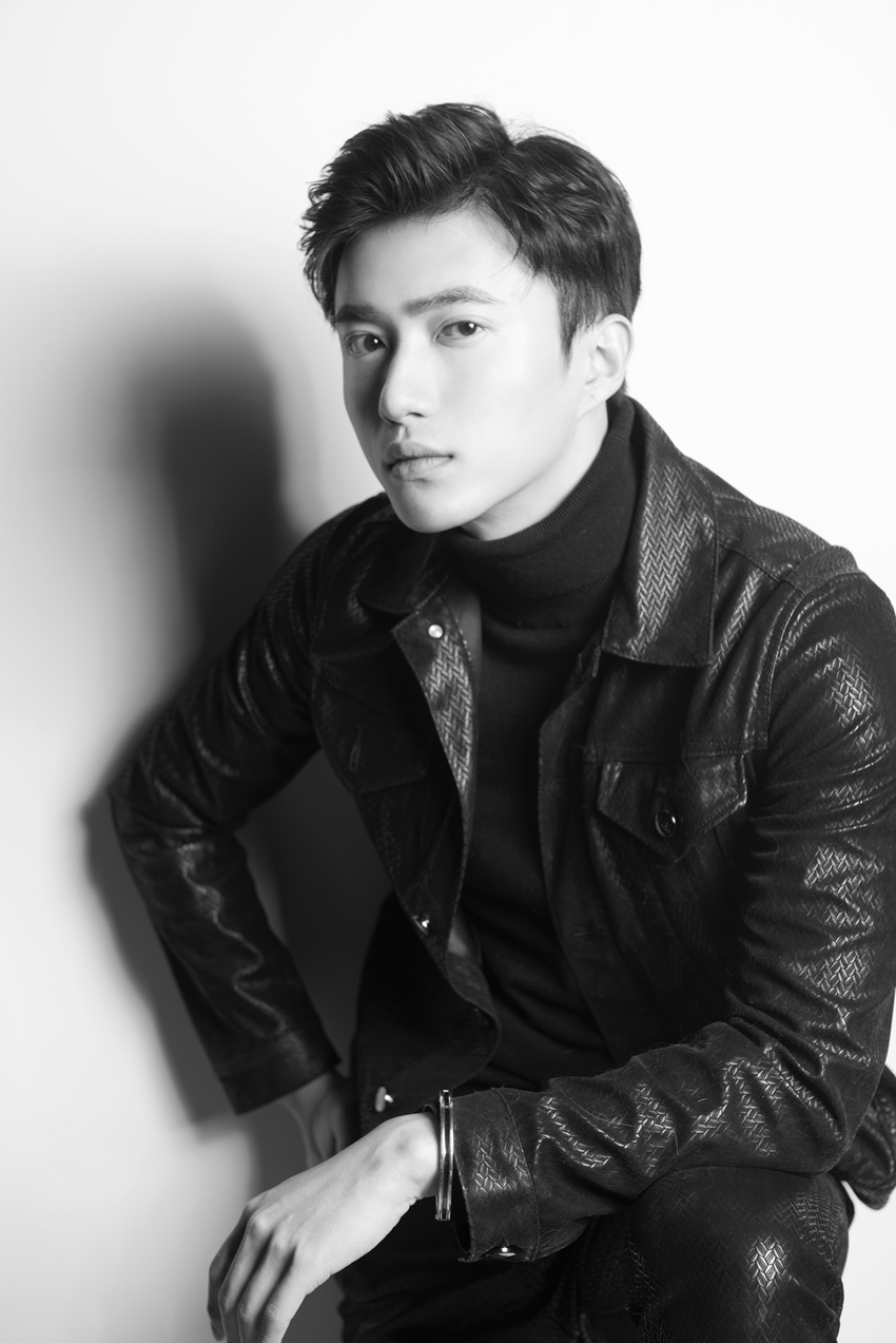 张博涵最新时尚黑白写真曝光 眼眸深邃尽显轻熟男品格