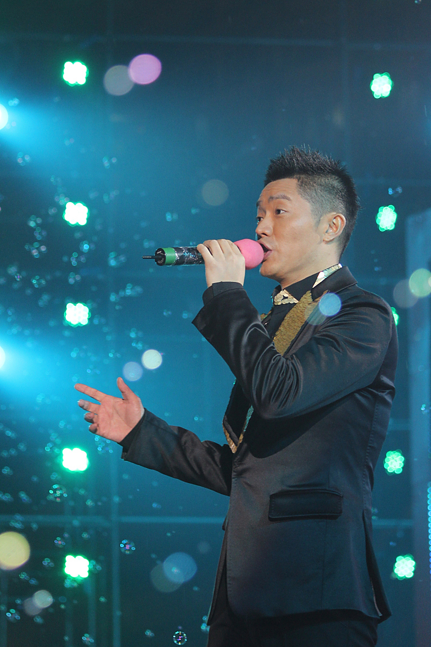 #曾毅竟然50岁#  很感叹时光匆匆,喜欢的明星已然50岁了.时间过得太快