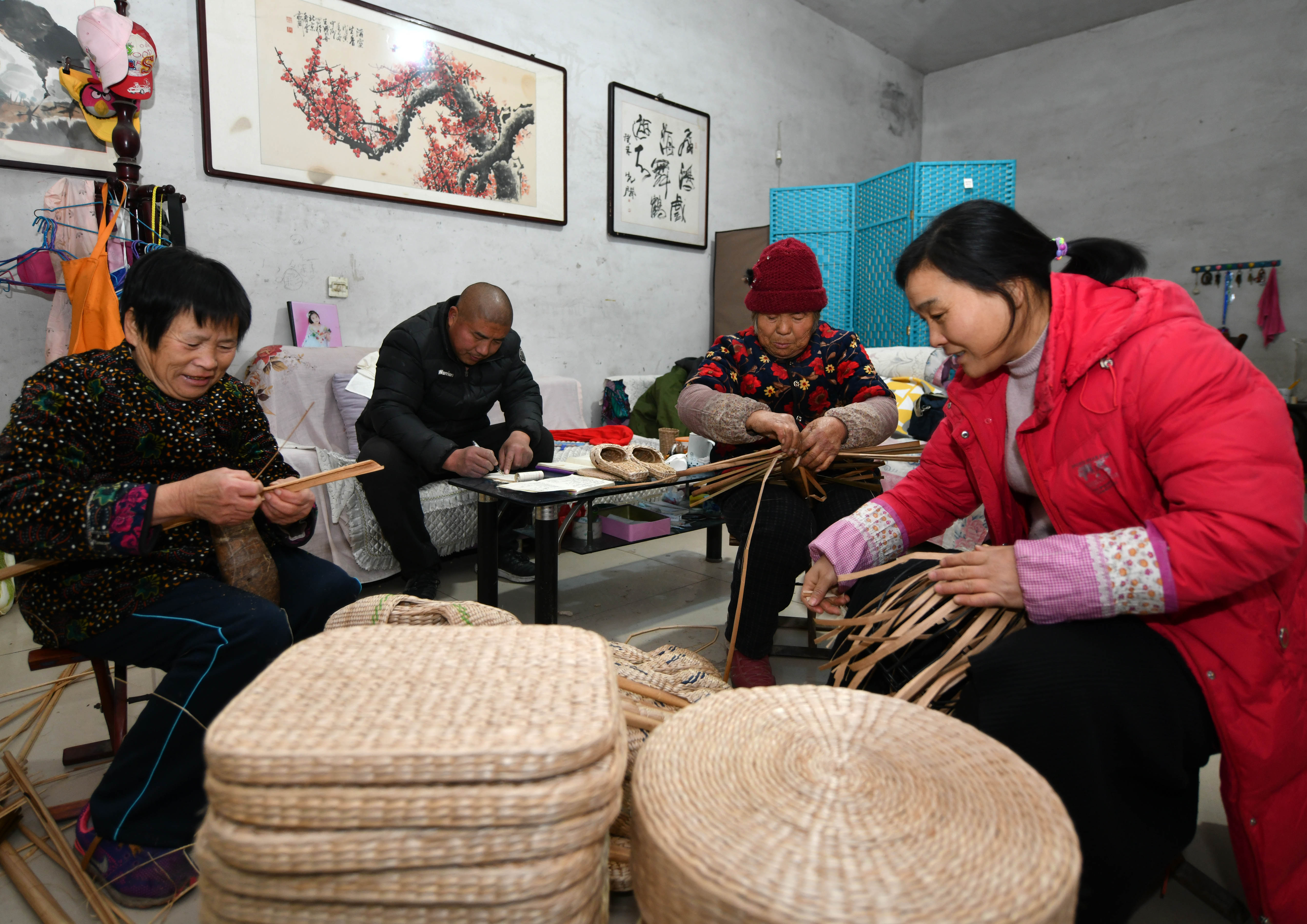 草编技艺助力脱贫(2)