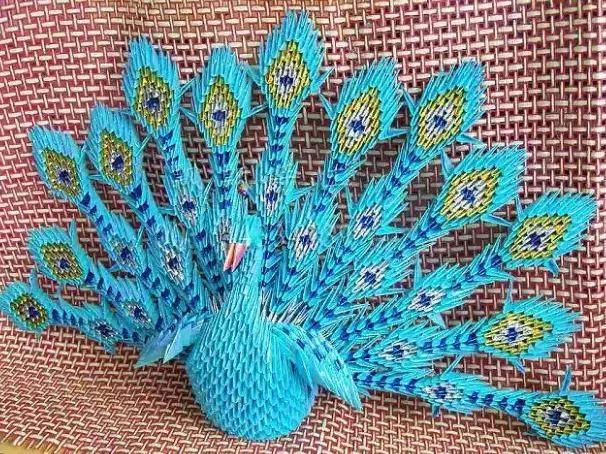 三角插折纸之孔雀开屏教程,没事的时候折一折,放在家里非常美