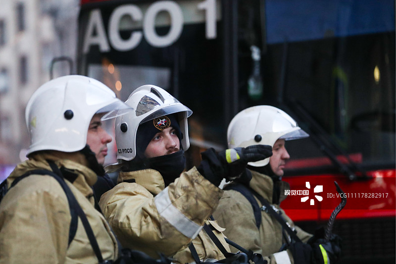俄罗斯圣彼得堡一办公大楼发生火灾 消防员紧急灭火