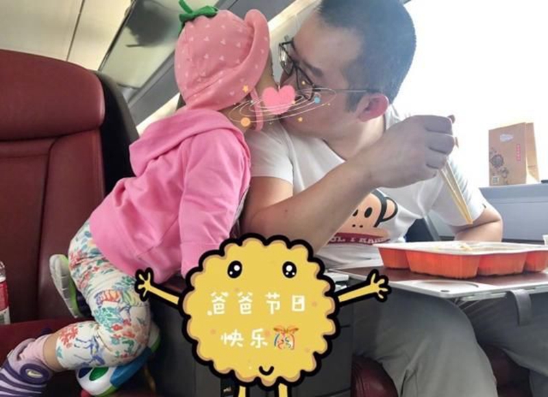 涂磊一家近照,妻子小丸子坐摩天轮,2岁女儿小圆脸波波头很可爱