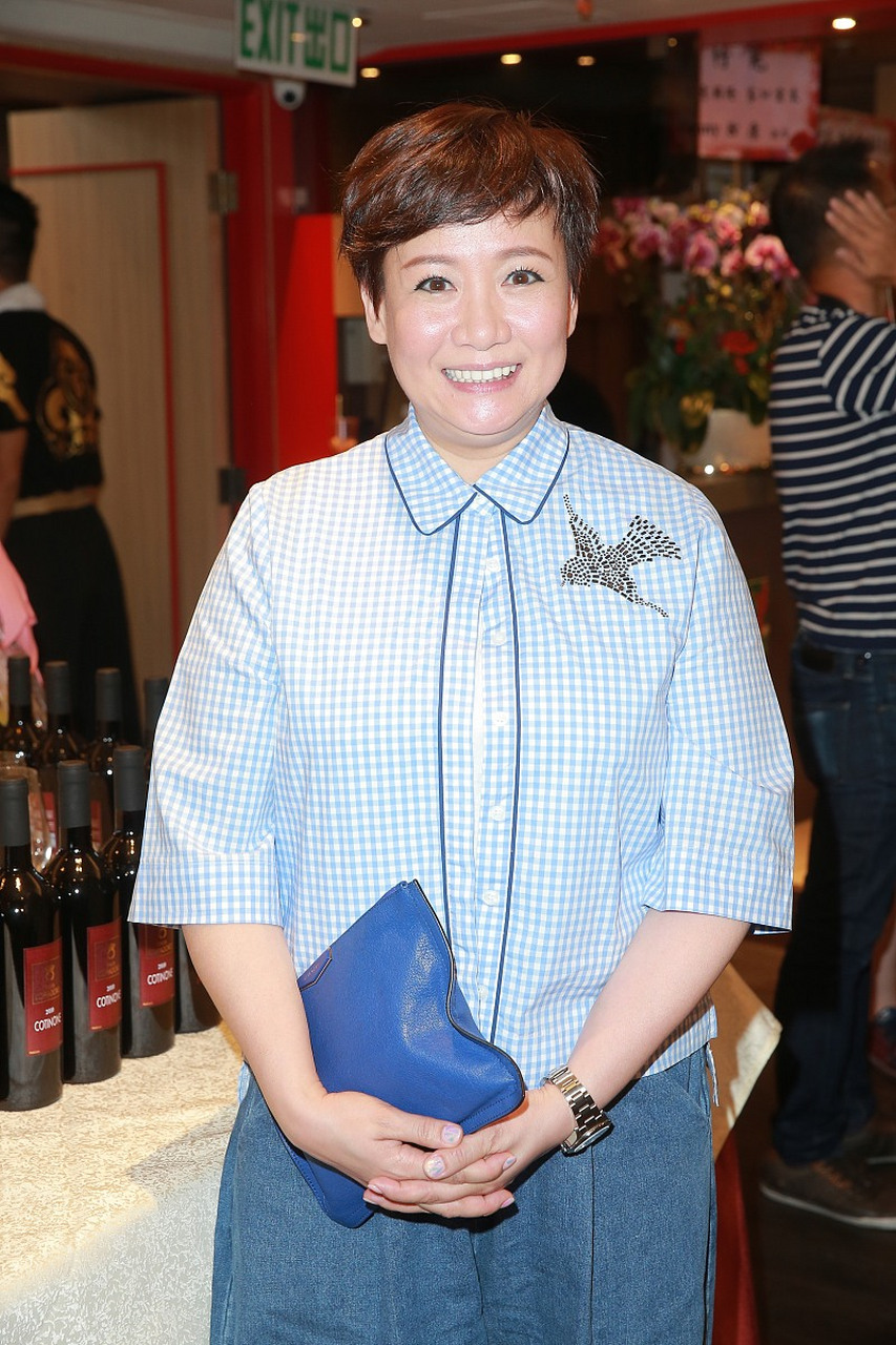 一位自称在直播间怒骂柯以敏的网友晒出视频,公开向她道歉,处罚结果让