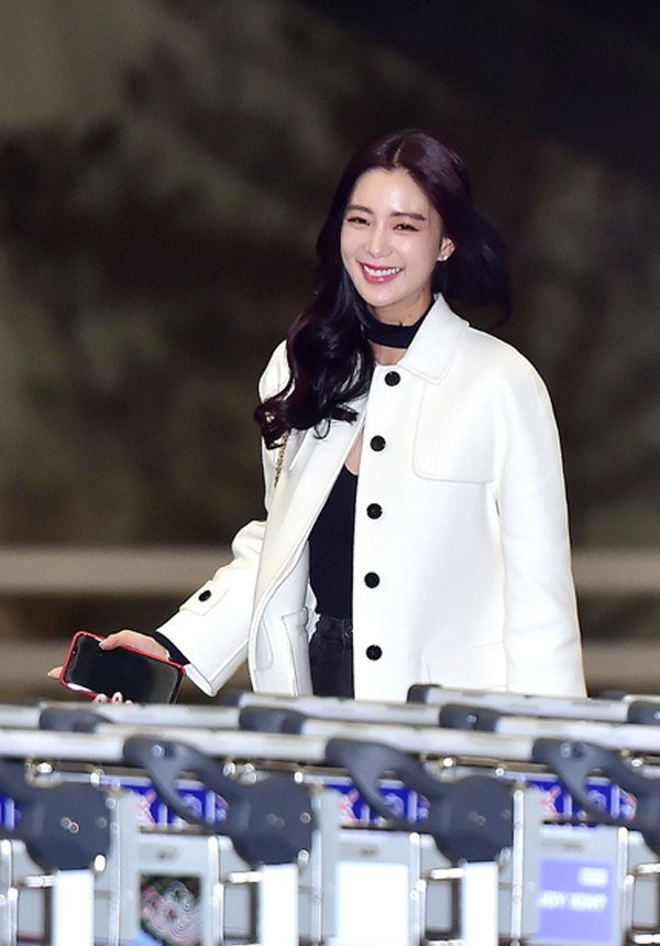 "亚洲第一美女"克拉拉现身机场,准备前往美国结婚