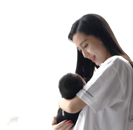 angelababy带儿子一起吃饭,却以保护儿子之名翻看他人的手机