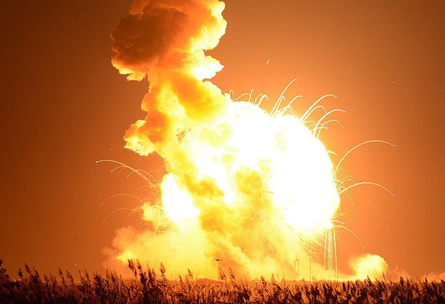 2吨导弹直插油库,30万桶汽油爆炸升起蘑菇云,370人被火海吞噬