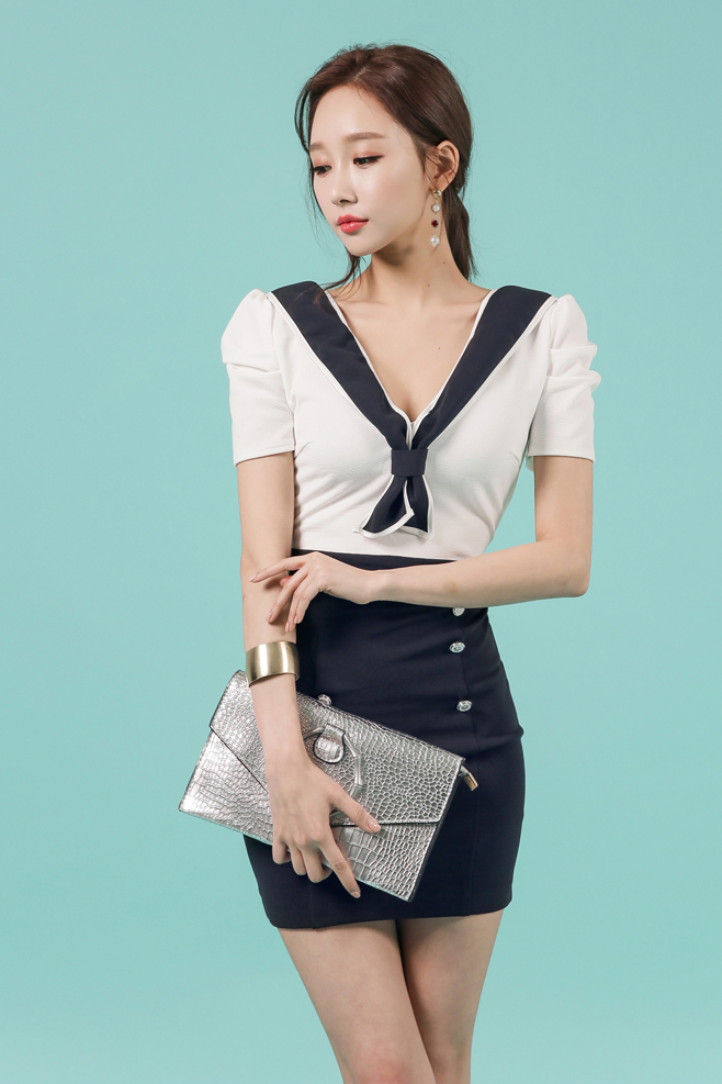 深v连衣裙简单大方还能展现出好身材,真的很迷人