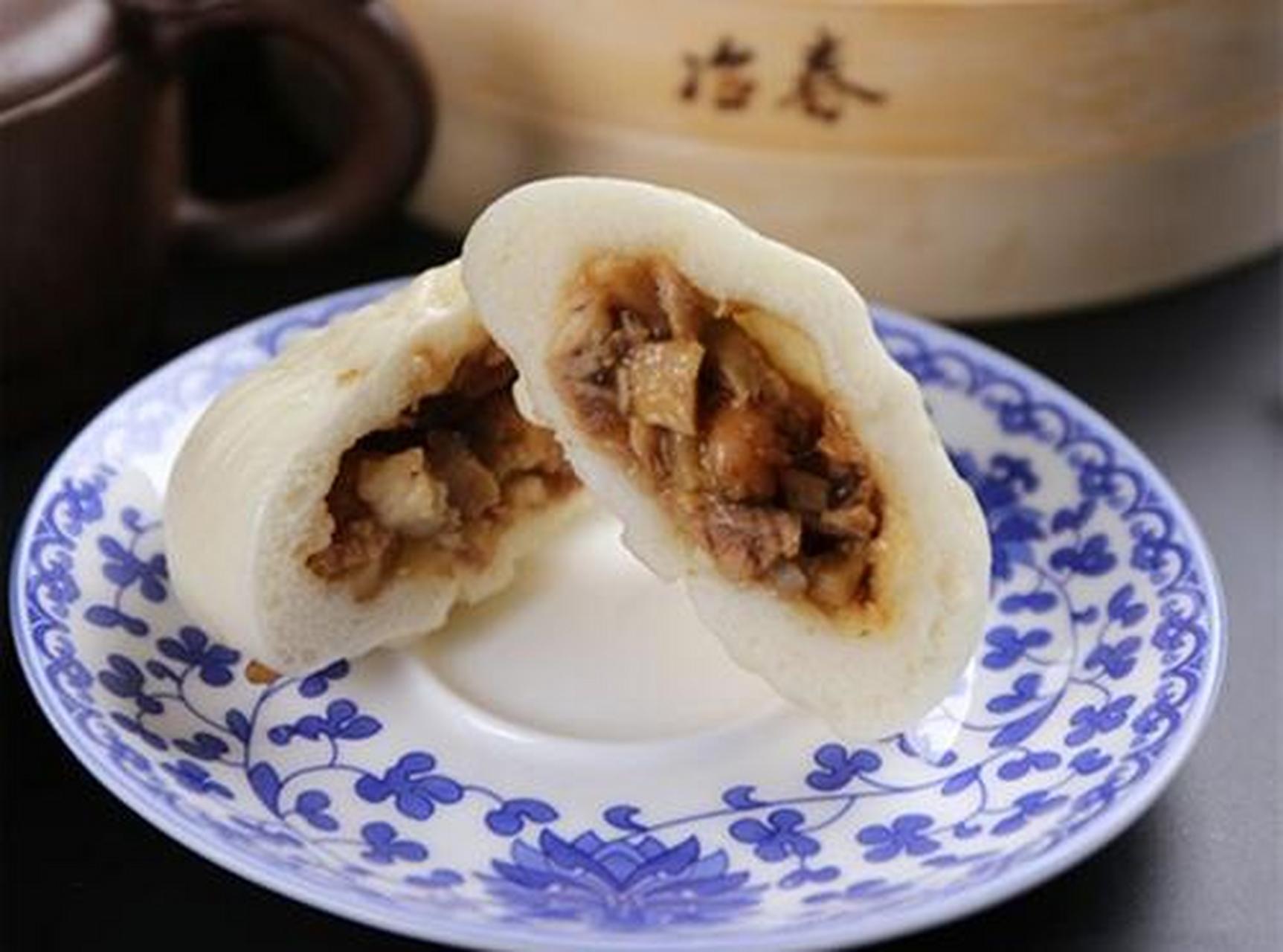 三丁包子,汉族特色小吃,江苏扬州名点,以面粉发酵和馅心精细取胜.