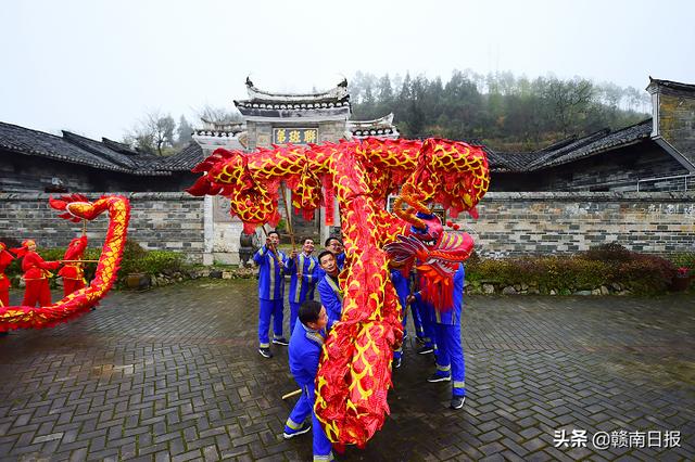 摆字龙灯闹新春 畲族群众送祝福