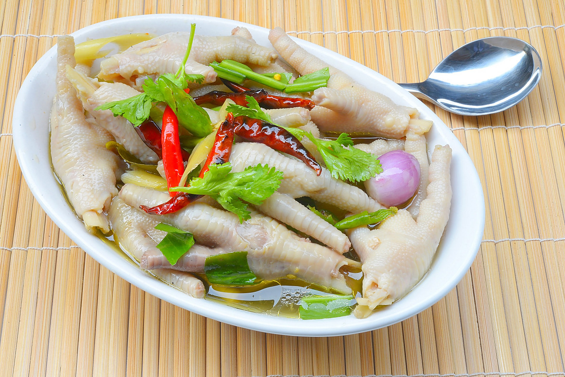 白云凤爪是一道咸甜香脆的中式美食,通过煮,炸,糖醋翻炒等步骤,将鸡爪