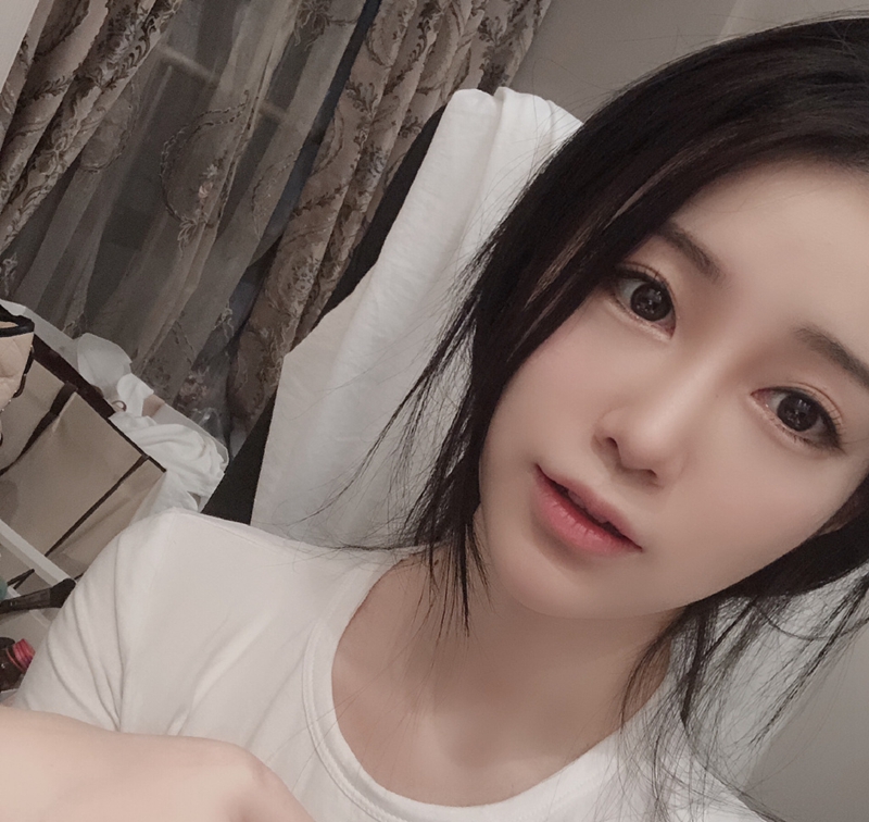 虎牙最美吃鸡主播,参加晚会被当成服务员?这身装扮很好看啊!