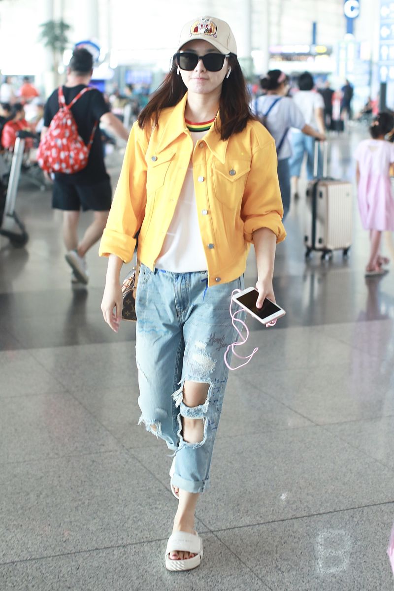 彭小苒街拍:smfk x looneytunes夹克 smfk涂鸦牛仔裤 拖鞋 明艳亮眼