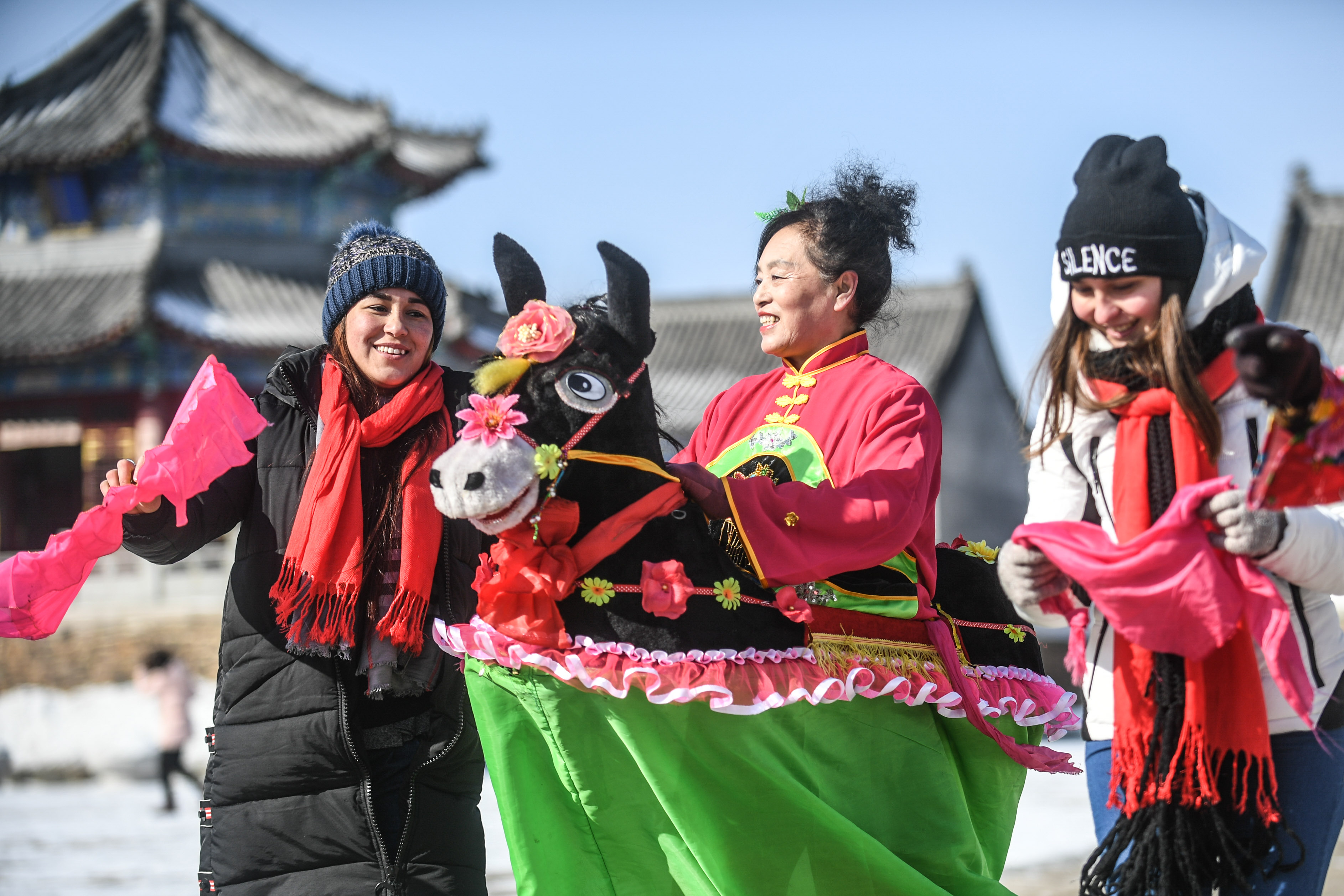 (社会)(3)留学生体验传统满族年俗