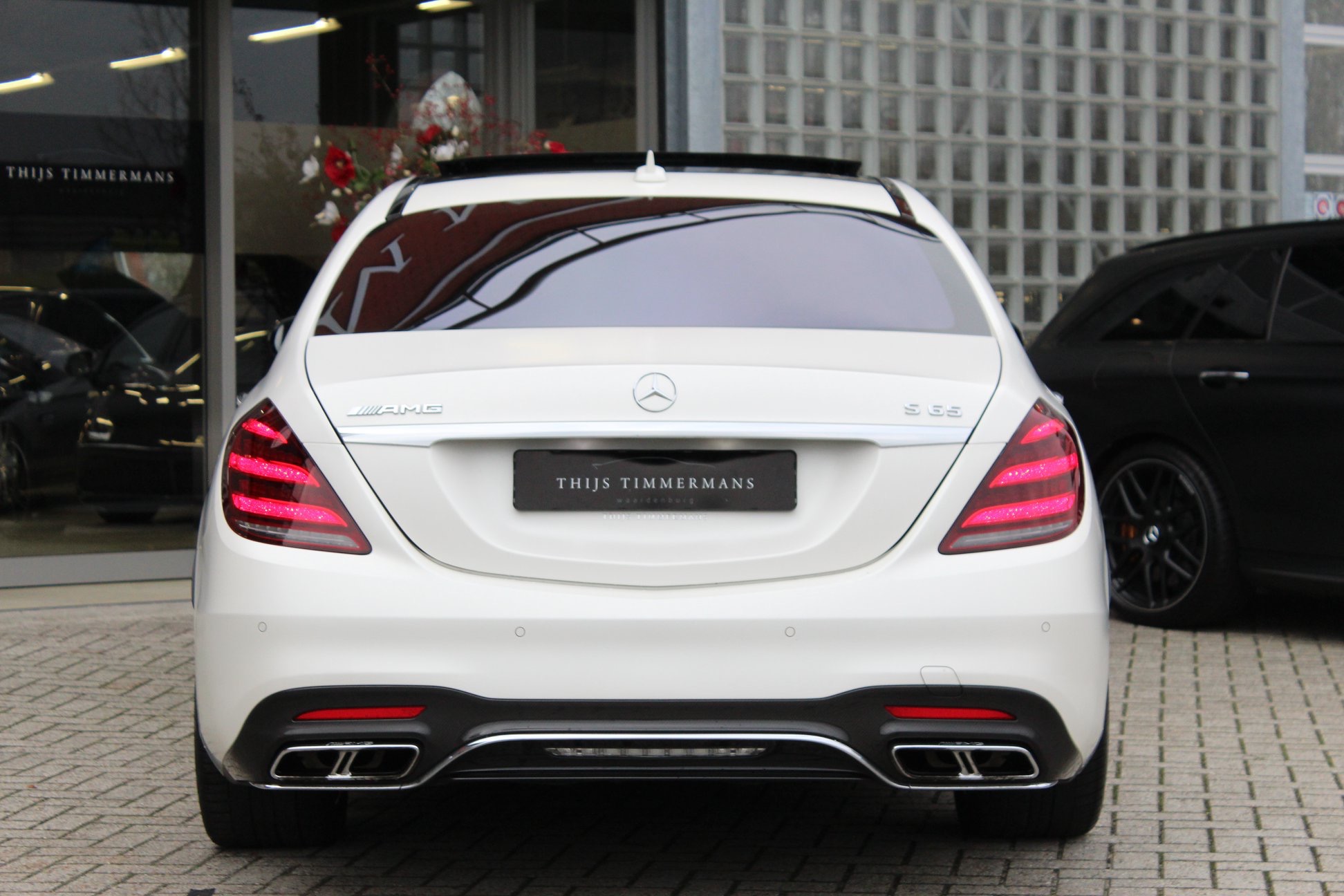 奔驰大队长s65amg,白色的外观也很帅