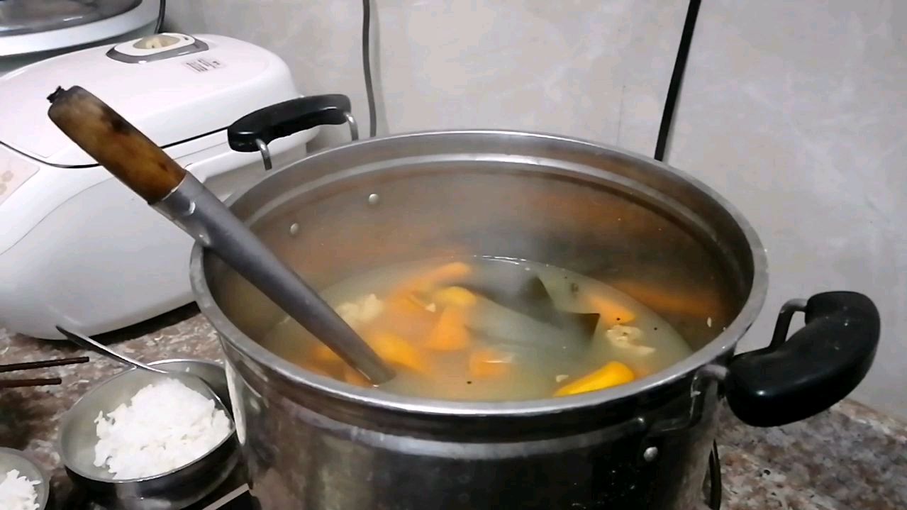 不知道煲什么汤?来个既补钙还可以增强免疫力的海带黄豆瘦肉汤吧
