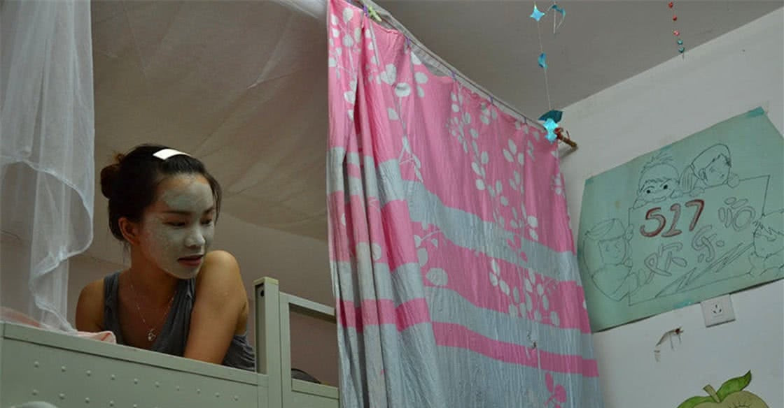 女生宿舍为何要"挂床帘"?女大学生道出实情,男网友:恍然大悟