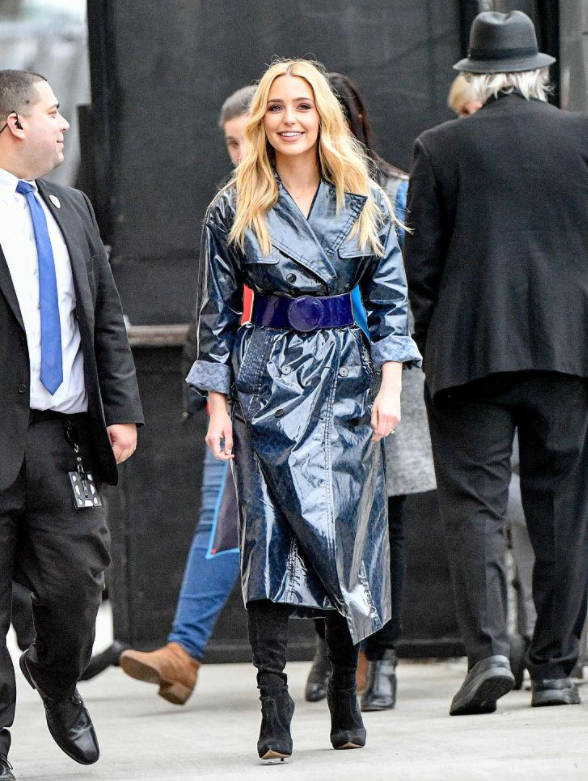 杰西卡·罗德身穿漆皮风衣显大气干练.