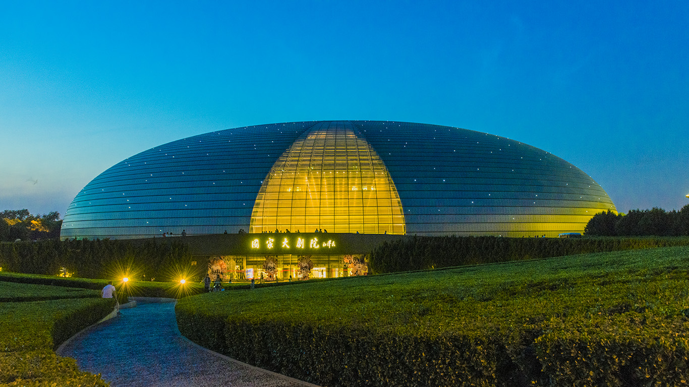 图为:深圳保利剧院