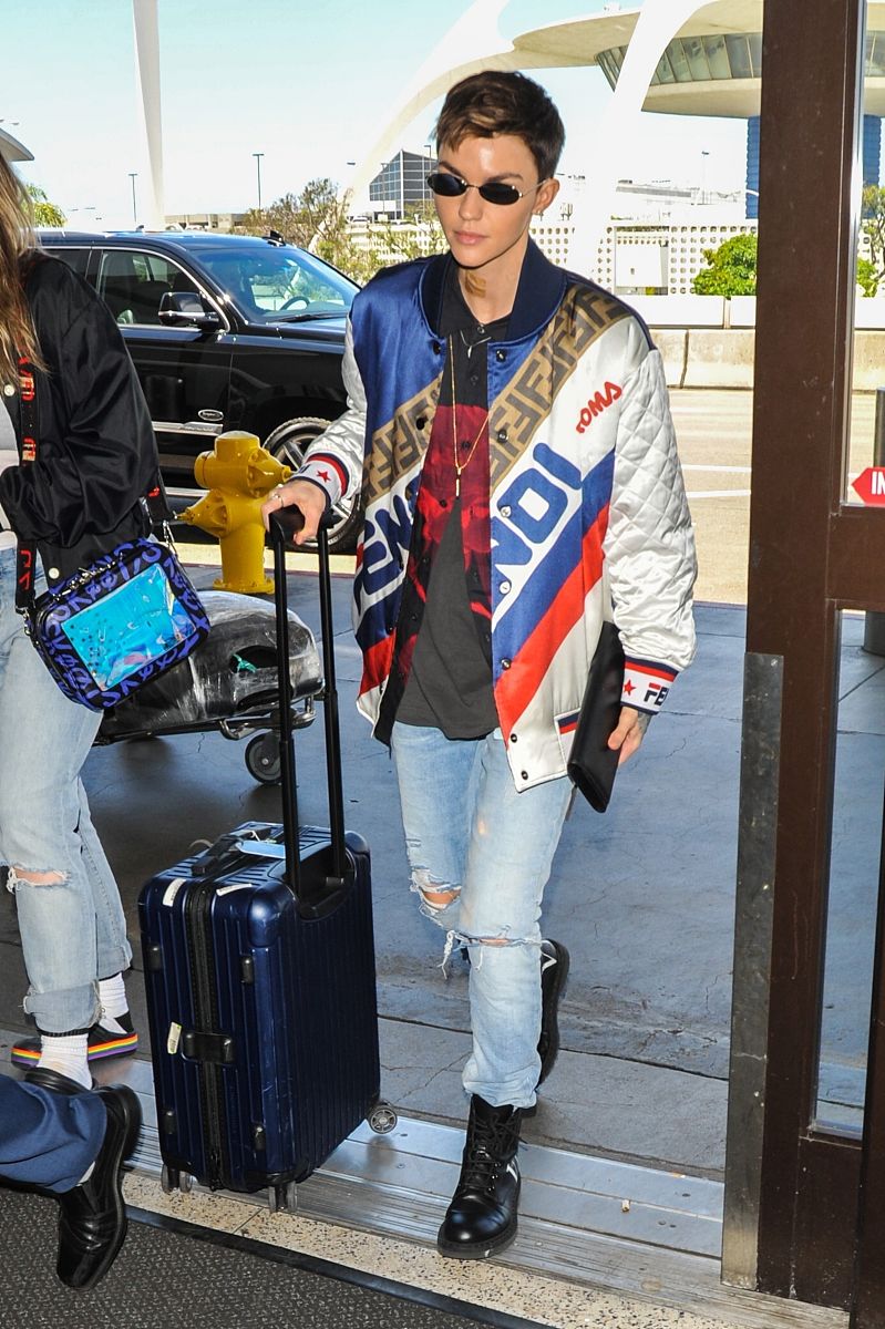 鲁比·洛斯街拍:fendi老花拼接棒球夹克 valentino短靴帅气中性风