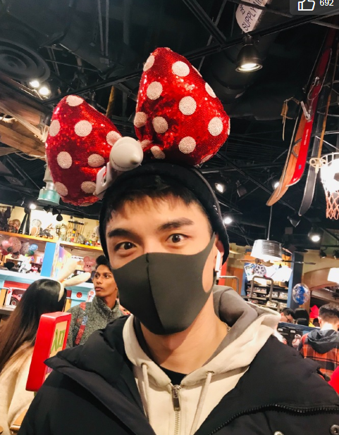 金瀚圣诞夜发自拍让人认不出,头上的小物件实力抢镜!