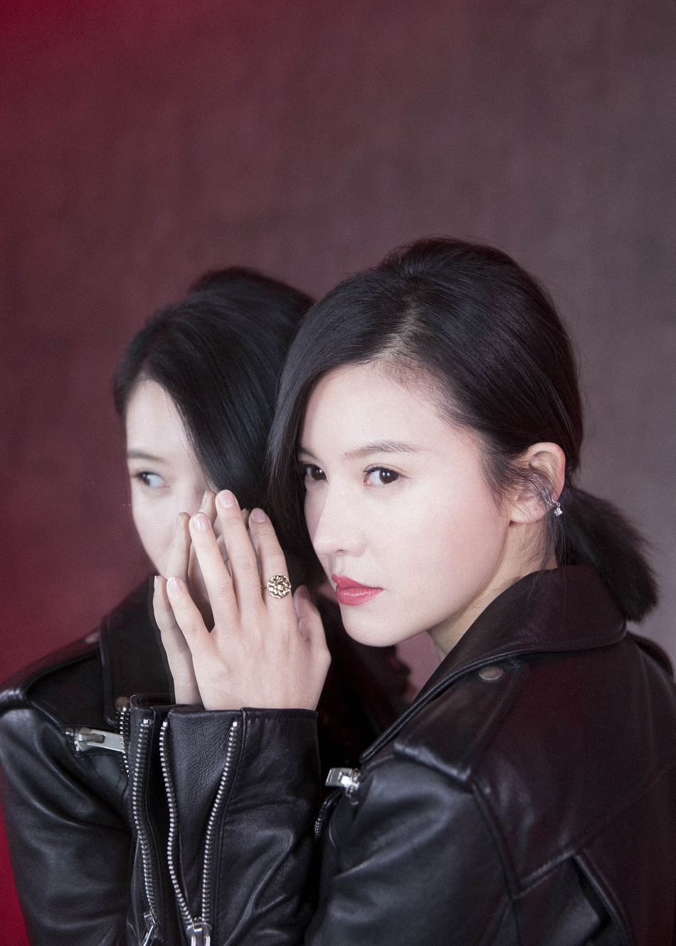 杨子姗甜酷造型现身活动,以黑色夹克诠释飒爽机车风,下搭复古牛仔长裤