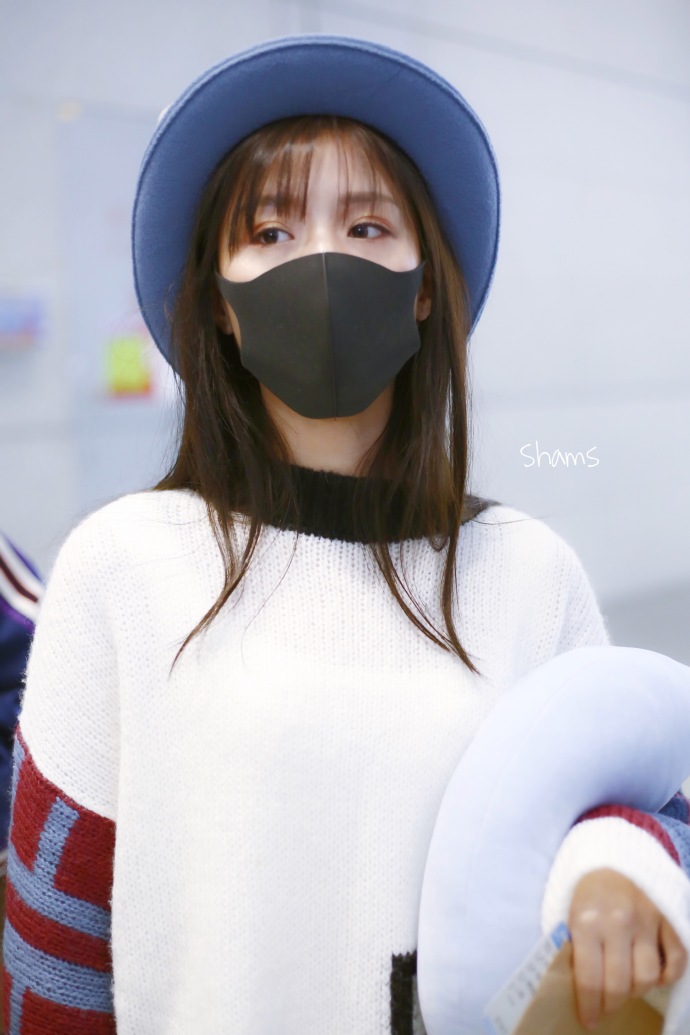 陈意涵戴黑色口罩遮面穿拼色毛衣现身机场,戴兔耳朵渔夫帽好可爱