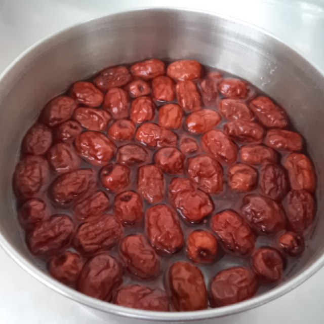 第1步,红枣洗干净用凉水浸泡30分钟.