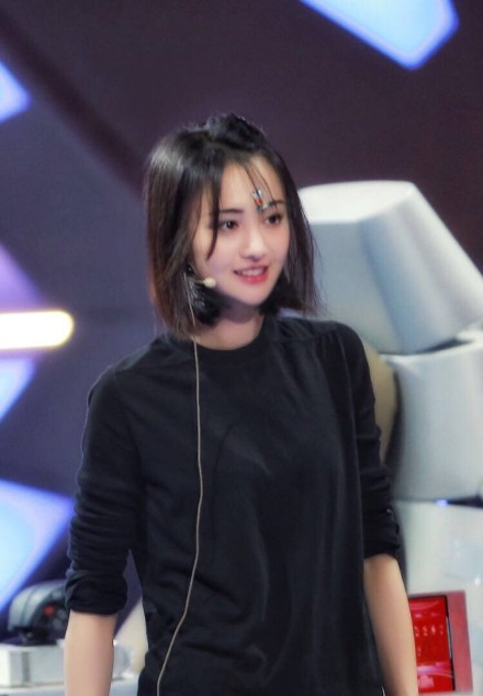 网曝郑爽拜年照片,穿着随意简单,一头长发更显领家少女气质!