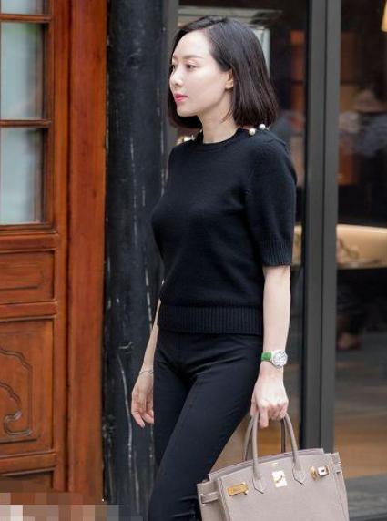 街拍:图4少妇开叉裙上阵,每一步都透着成熟韵味,甚是养眼!