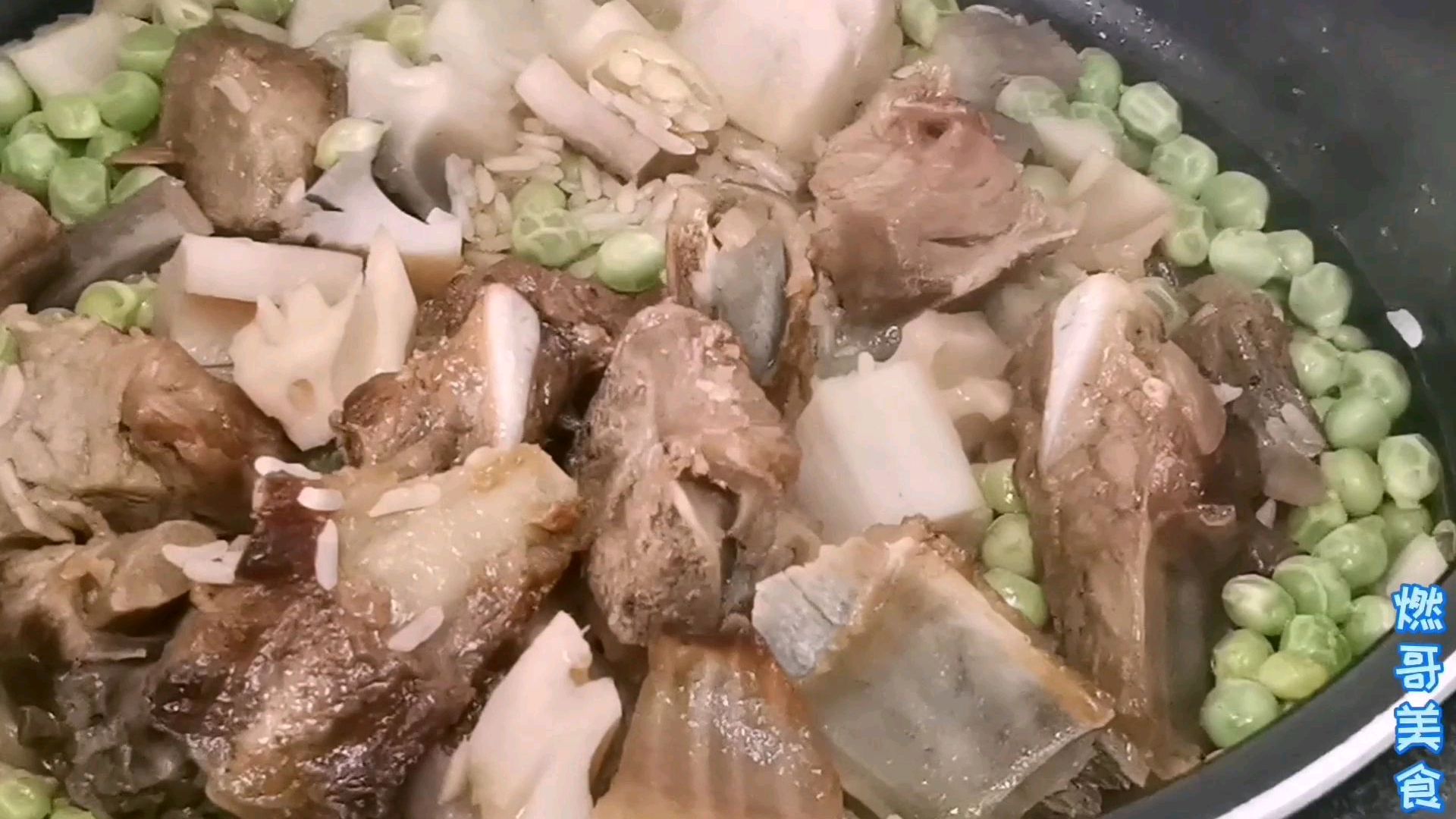 这就是生活!这样做的莲藕排骨饭贼香,好吃的停不下来