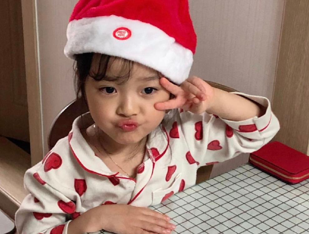 韩国萌神权律二长大了,连证件照都那么美,网友:缩小版林允儿!