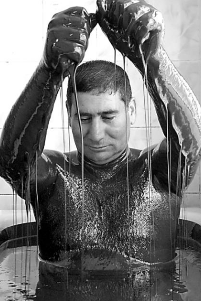 世界最"奇葩"泡澡:2700元只能泡10分钟,原料是石油!