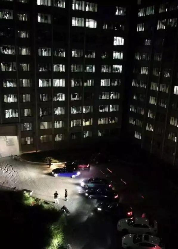 半夜"多车停放在女生宿舍楼下,车顶放矿泉水"警察一晚出警数次