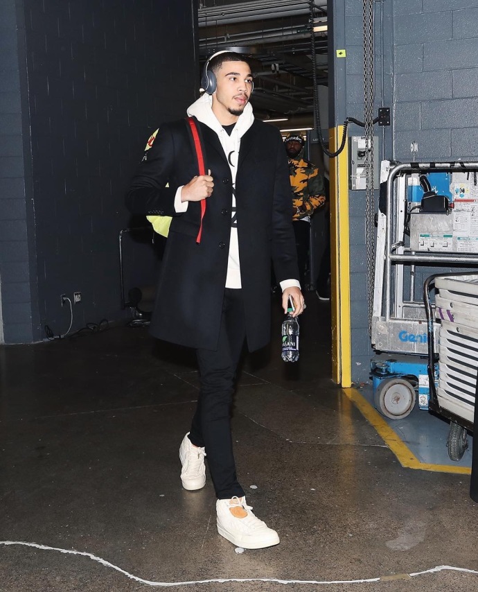 塔图姆还是穿的比较清新的