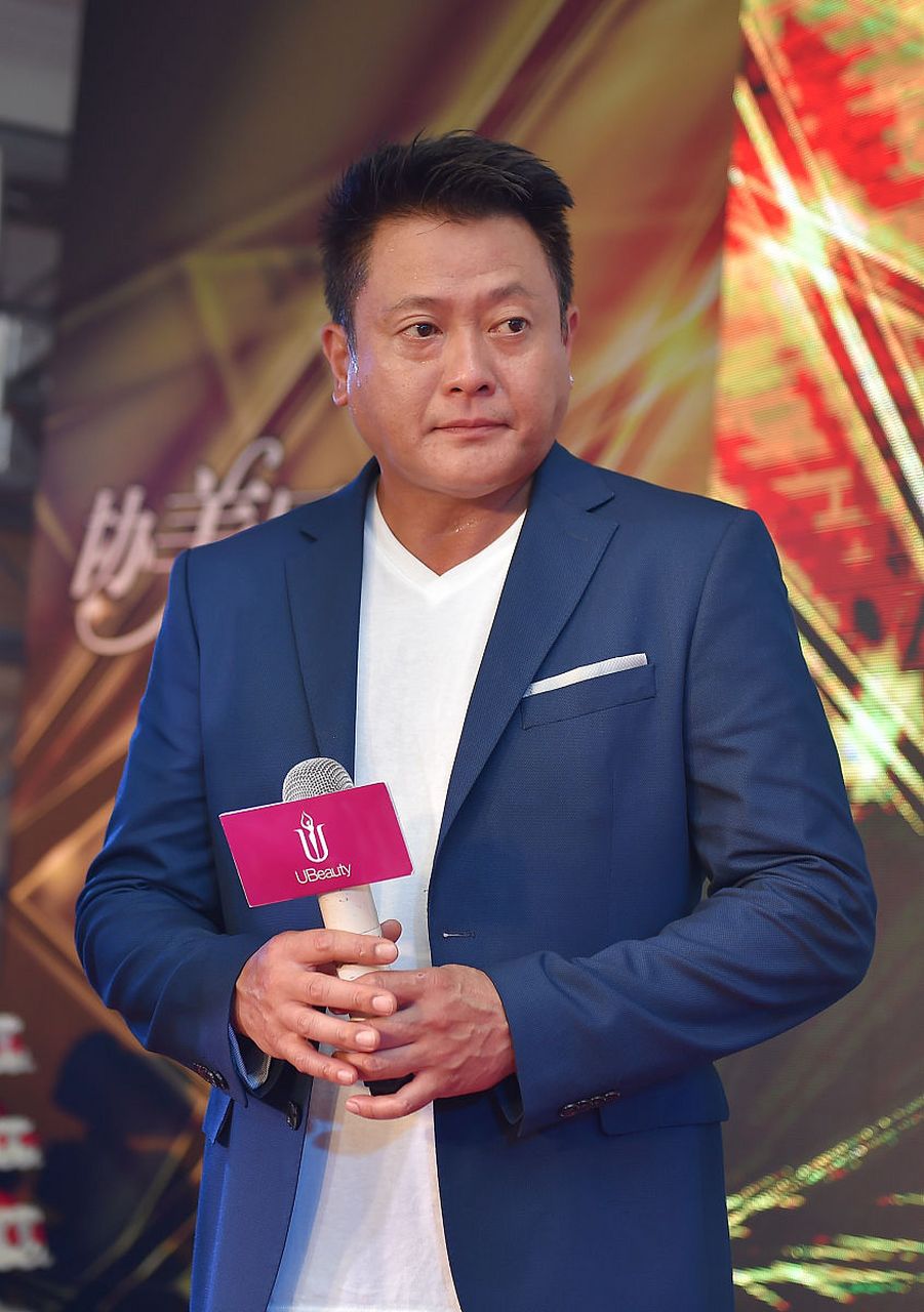 港星魏骏杰复出北上捞金,中年发福形象崩塌  近日,淡出娱乐圈许久的