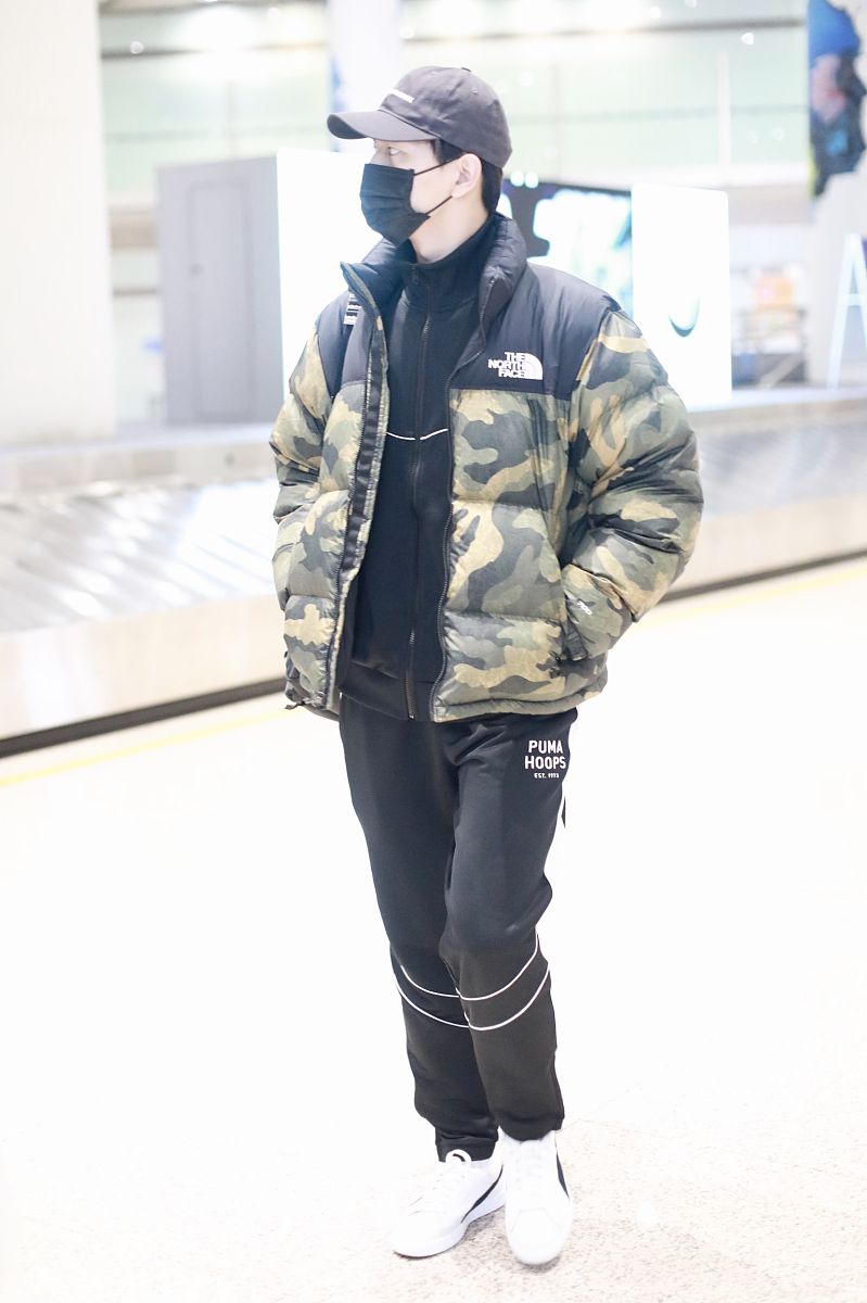 李现街拍:the north face迷彩羽绒服 puma运动裤装帅气潮男