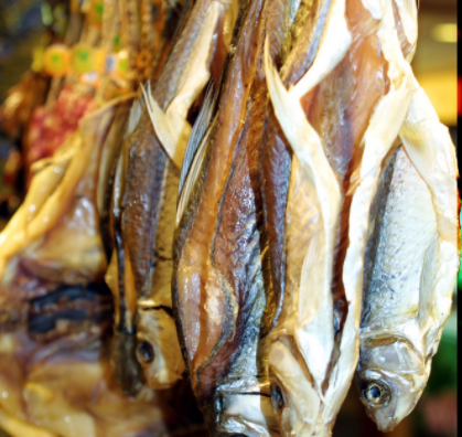 还有一个就是把腊鱼用油给炸制好,然后再把腊鱼放在辣椒油里面,这样子