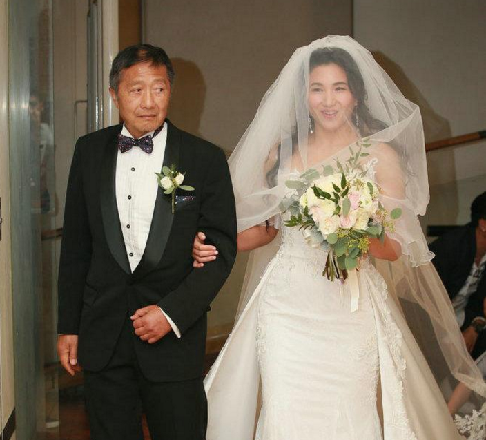 郑佩佩前夫参加女儿婚礼,陪女出场,而他离婚后拒绝出席儿子婚礼