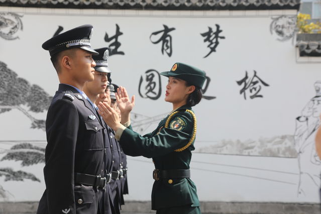 受阅火箭军女兵赴黄山边检分享"初心使命"