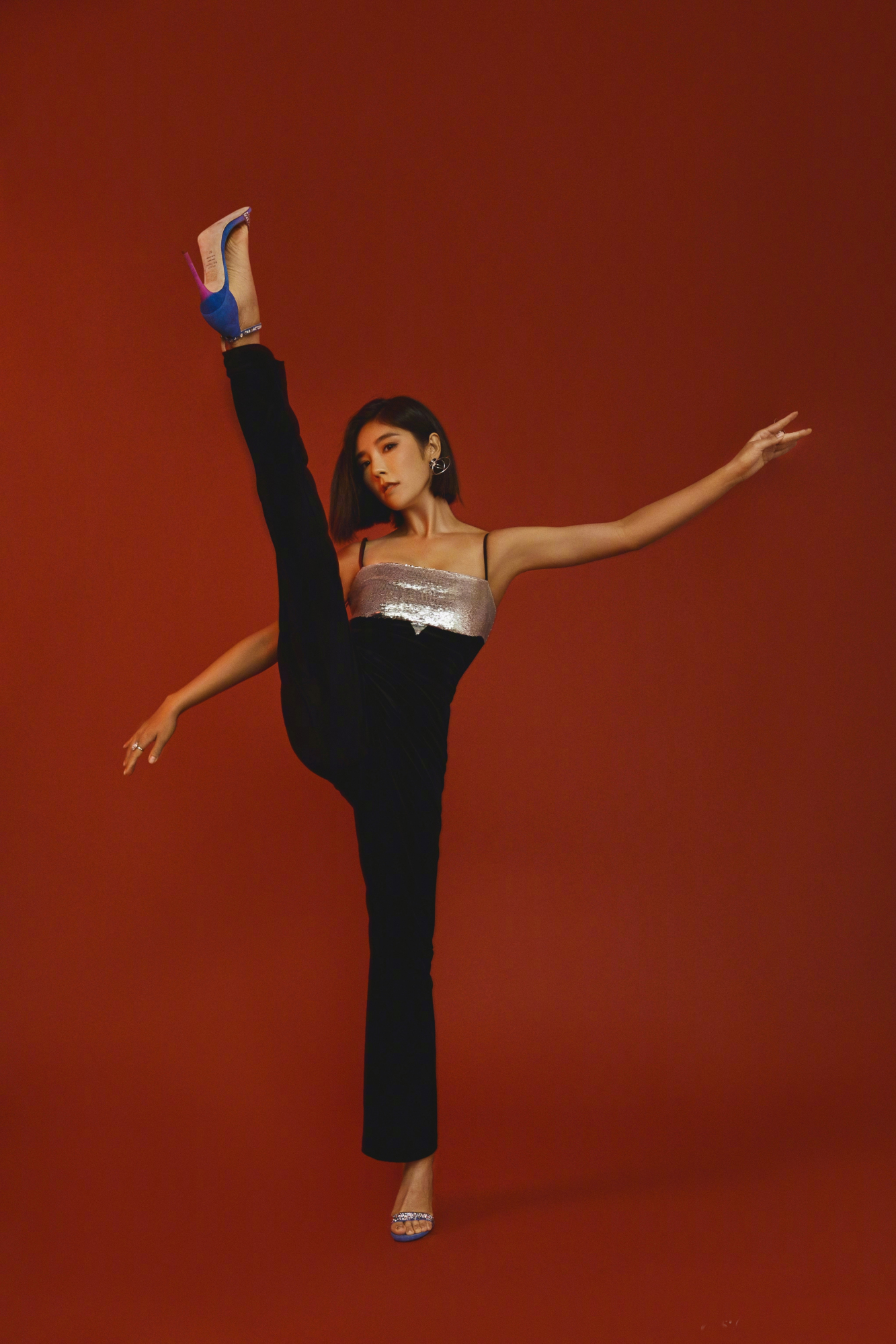 初代宅男女神赵奕欢,黑色长裙大露美腿,堪称人间尤物