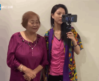 宋妍霏和姥姥互换衣服穿,花衬衫超时髦,这才是正宗"奶奶风"