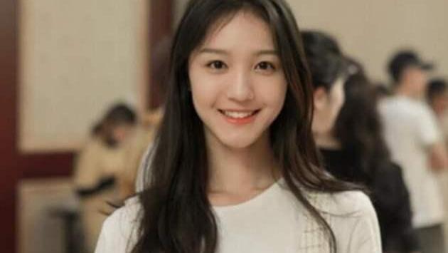 大闹高铁站的刘露,和重庆保时捷女李月,一路人才会做出一样的事