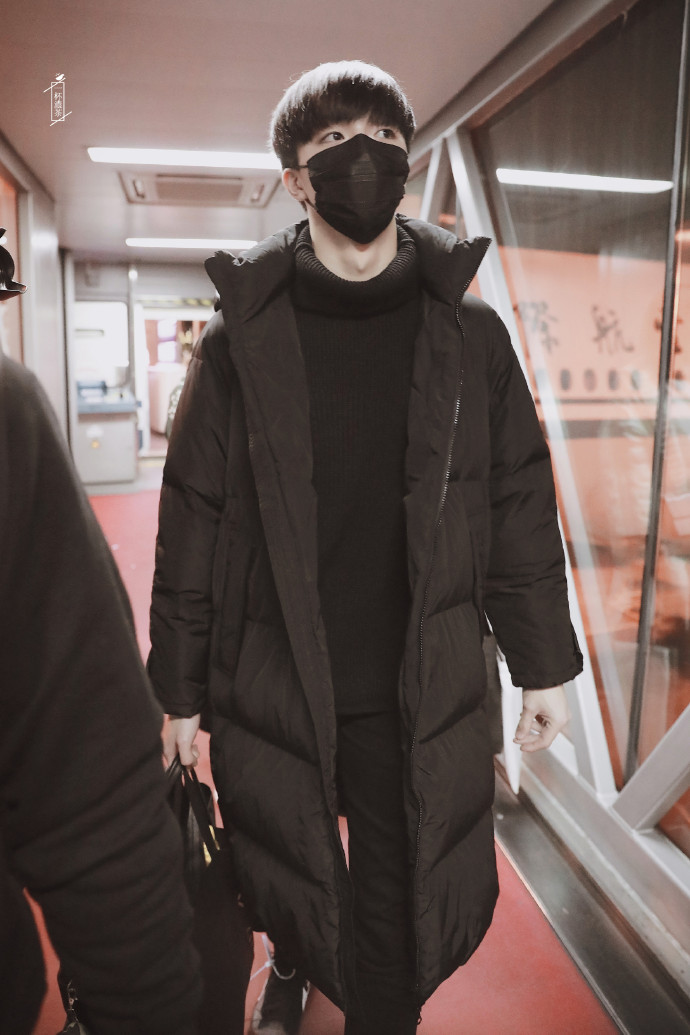 陈立农穿黑色羽绒服内搭黑色高领毛衣现身机场,戴黑色口罩遮面