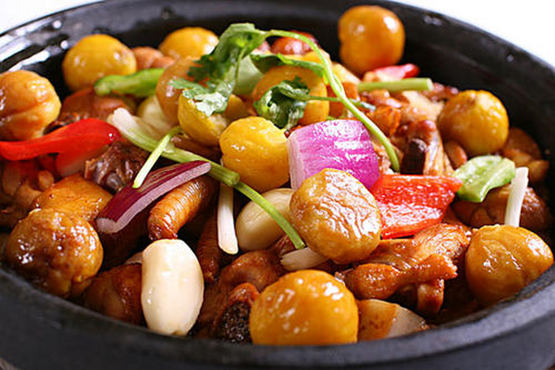 天师板栗烧土鸡,鹰潭市的传统名菜,江西鹰潭龙虎山出产的天师板栗,个