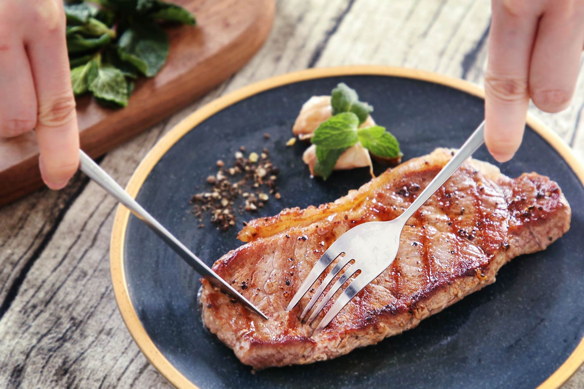 喜欢吃牛排自己在家也能做,掌握了这几点,比西餐大厨煎的还好吃