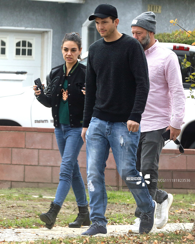 当地时间2018年12月14日,米拉·库尼斯( mila kunis)与男友阿什顿