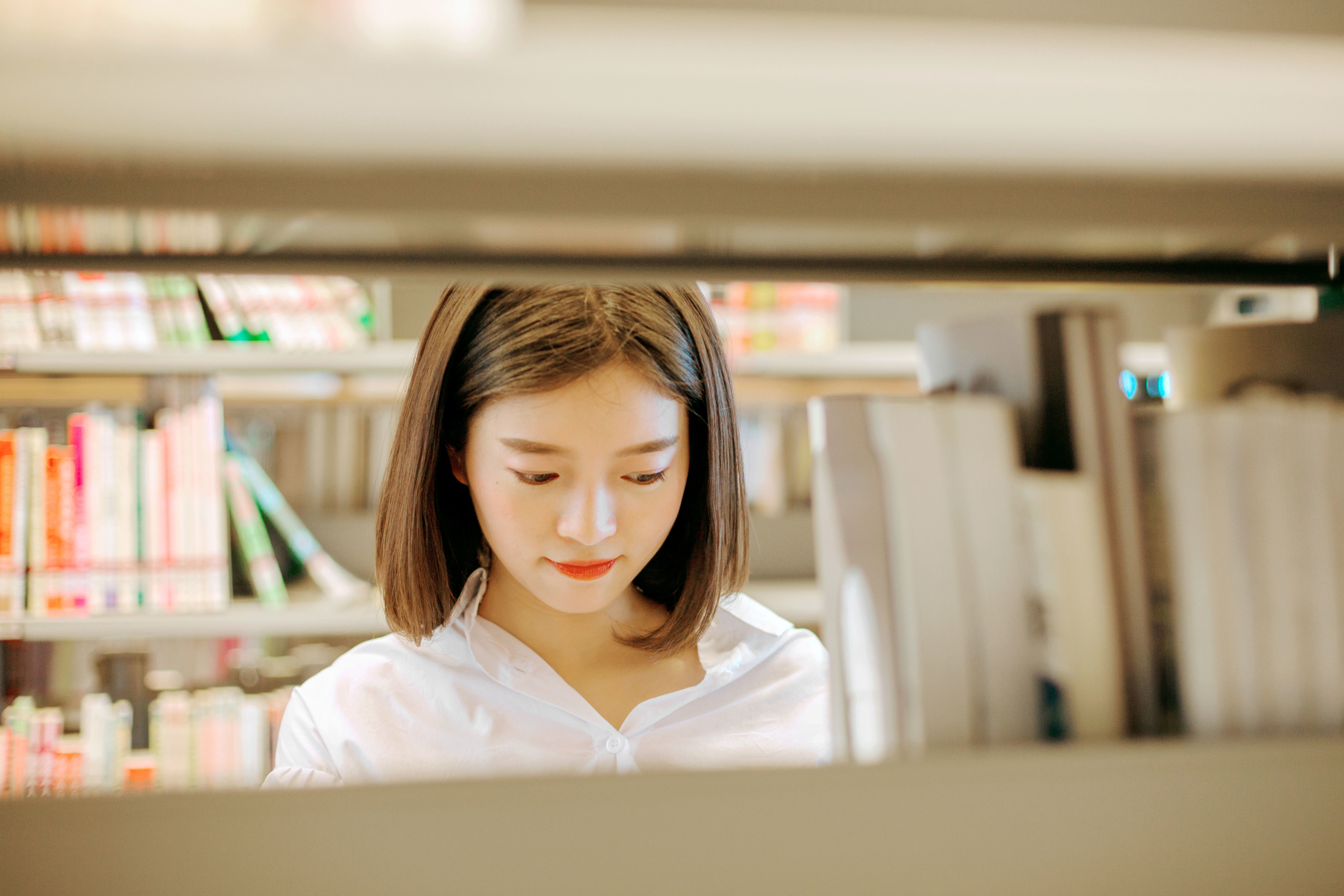 人像摄影 图书馆随拍 转载自百家号作者:情感观察者