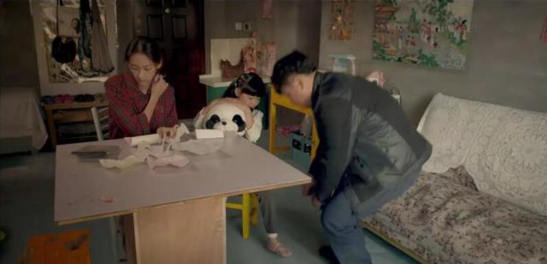 开奔驰卖大葱,中年男人苦如狗,成年人崩溃,都是从"缺钱"开始