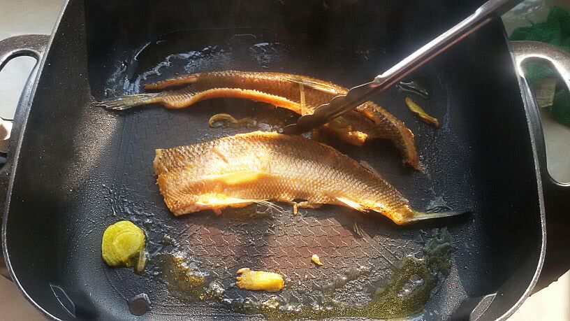 难怪煎鱼总粘锅,30年大厨:煎双面金黄酥脆的鱼,关键在这4步